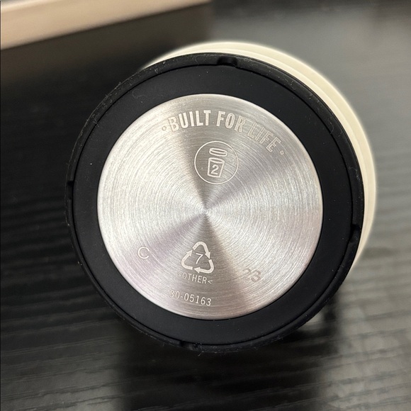 Stanley Cream Glimmer IceFlow Cap and Carry Lid Bottle 50 oz - Picture 8 of 9